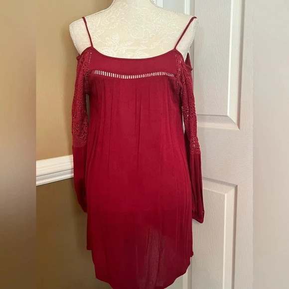 Filtre Dress 👗 in a maroon color off the shoulder with sleeve detailing‎ size M - Picture 2 of 13